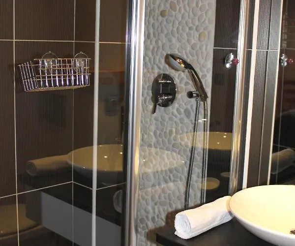 Planards Centre Foot Of The Planards Slopes * שאמוני